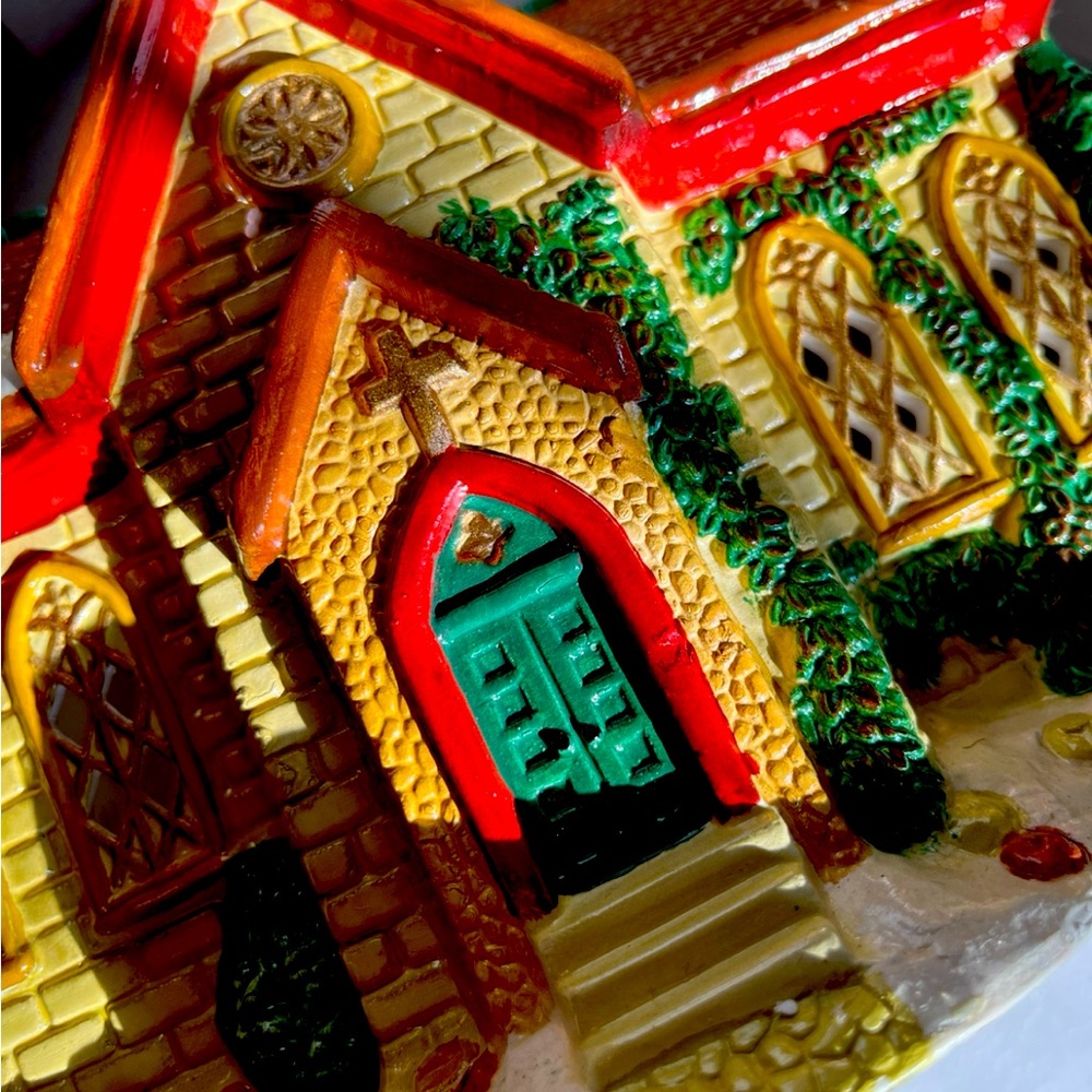1995 Disney Danaware "Santa's Best" Lighted Ceramic Church